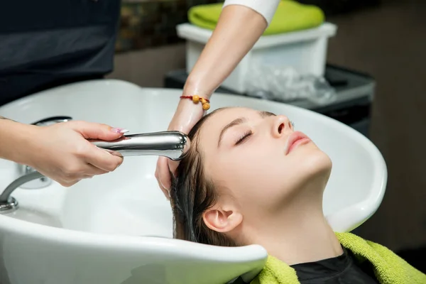 Giovane Donna Con Parrucchiere Che Lava Testa Salone Capelli — Foto Stock