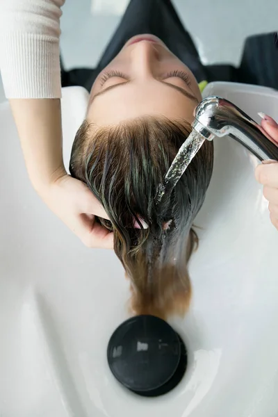 Junge Frau Mit Friseur Wäscht Kopf Friseursalon — Stockfoto