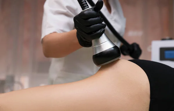 Masaje Vacío Mujer Recibiendo Procedimiento Contra Celulitis Salón Belleza Spa —  Fotos de Stock