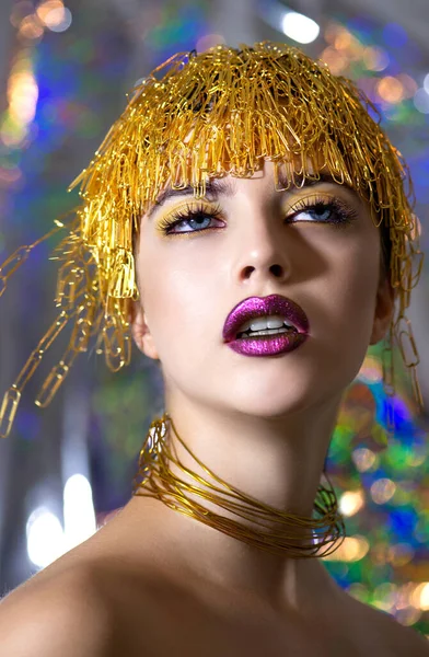 Portret Pięknej Modelki Kreatywnym Makijażem Złotą Biżuterią Spinaczy Metalowy Kask — Zdjęcie stockowe