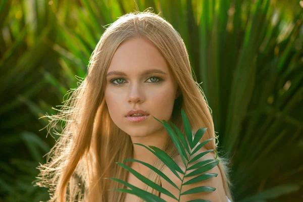 Vacker Ung Blond Kvinna Med Perfekt Hud Och Lång Ljus — Stockfoto