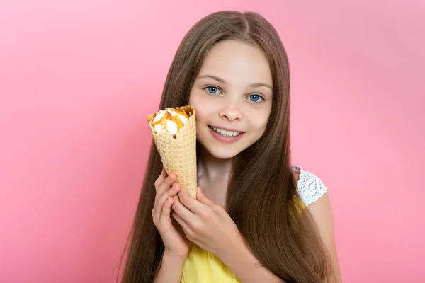 Smiling Little Girl Ice Cream Portrait Cute Kid Blue Eyes — Stock Photo, Image