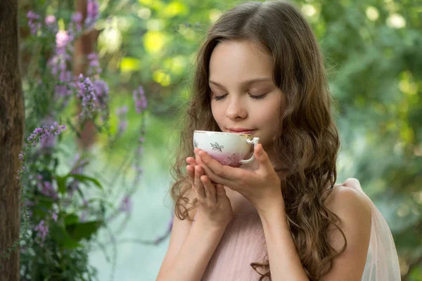 Gyönyörű Kislány Teát Iszik Gyermek Csészét Tart Kezében Kertben — Stock Fotó