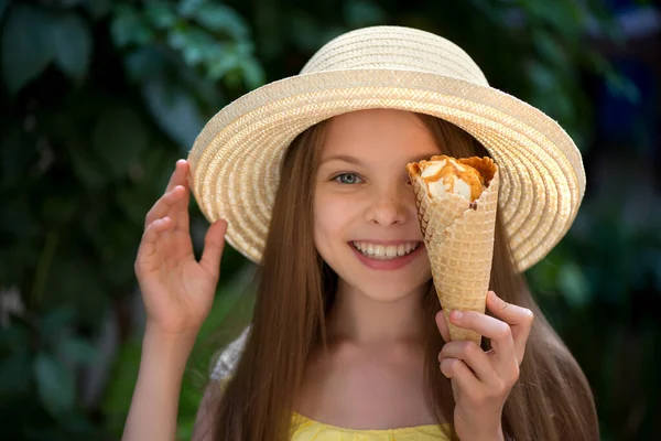 Smiling Little Girl Ice Cream Portrait Cute Kid Blue Eyes — Stock Photo, Image