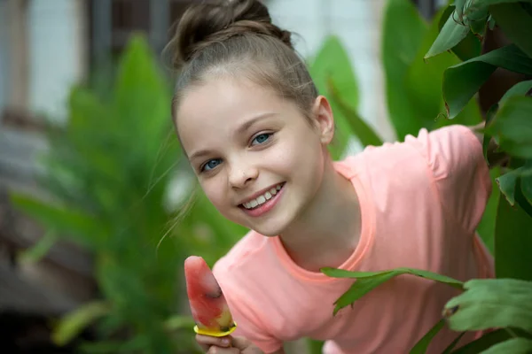 Ragazzina Sorridente Con Gelato Alla Frutta Ritratto Bambino Carino Con — Foto Stock