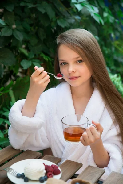 Aranyos Kislány Teát Iszik Odakint Reggeli Vagy Ebéd Szálloda Nyitott — Stock Fotó