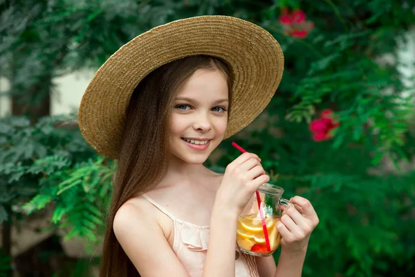 Söt Liten Flicka Sommar Hatt Dricker Lemonad Framför Gröna Blad — Stockfoto