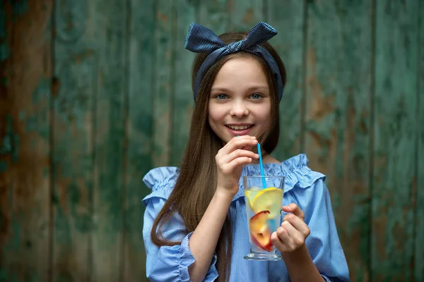 Cute Little Girl Drinks Lemonade Front Old Rural Wooden Background — Stock Photo, Image