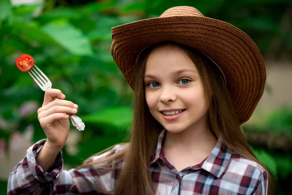 Linda Niña Sonriente Con Tomate Cherry Sobre Fondo Verde Frutas — Foto de Stock