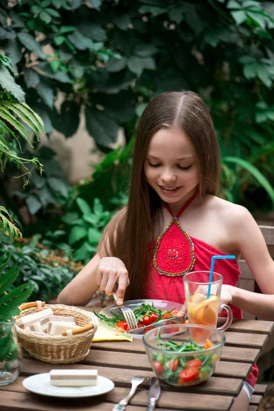 Tatlı Küçük Kız Salata Yiyor Kahvaltı Açık Alanda Öğle Yemeği — Stok fotoğraf