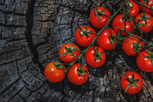 Tomates Cereja Velha Superfície Madeira Espaço Para Texto Close Foco — Fotografia de Stock