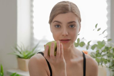 Elma tutan güzel bir genç kız. Sebze ve meyve. Sağlıklı gıda, diyet ve fitness konsepti. Organik yiyecekler.