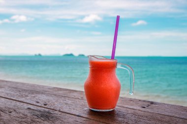 Tropikal adada deniz manzaralı taze meyve kokteylleri.