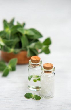 Deniz tuzu, yağ özü, yasemin çiçekleri ve ahşap arka planda havlularla kaplıca ve sağlık seti. Rahatlayın ve tedavi olun. Metin için boşluk. Seçici odaklanma. Kapat..