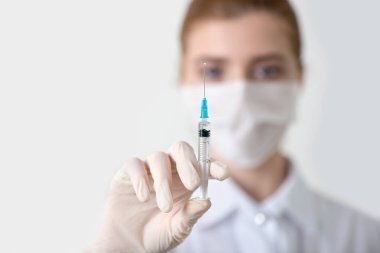 Elinde şırıngayla doktor eli. Yaklaş, seçici odaklanma.