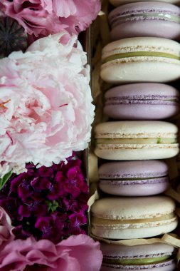 Kutuda çiçekli renkli badem kurabiyesi seti. Süslü hediye paketi ve badem kurabiyesi. Yaklaş, seçici odaklanma.