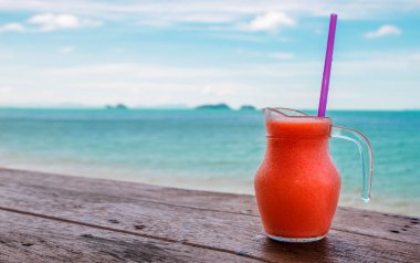 Tropikal adada deniz manzaralı taze meyve kokteylleri. Boşluğu kopyala.