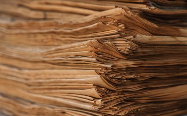 Bir yığın sarı eski gazete. Kağıt geri dönüşümü.