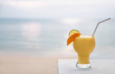 Tropikal adada deniz manzaralı taze meyve kokteylleri.