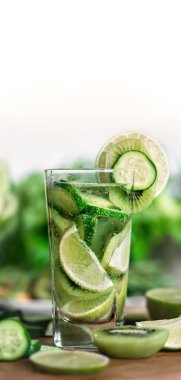 Bir bardak soğuk meyve ve sebze ferahlatıcı içecek. Detoks ve diyet konsepti. Yaklaş, seçici odaklanma.