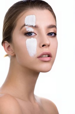 Yüzüne yüz kremi ya da maske süren genç bir kadın. Mükemmel taze cilde ve uzun kirpiklere sahip güzellik mankeni evde cildini önemser. Spa ve Sağlık, Cilt Bakımı Konsepti. Kapat, seçili odak.