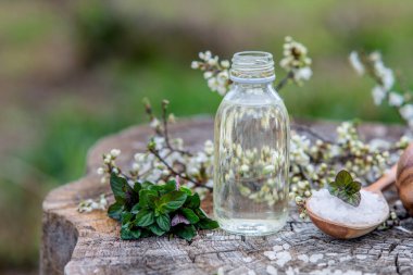 Deniz tuzu, yağ özü, çiçek ve ahşap zemin üzerindeki havlularla kaplıca ve sağlık seti. Rahatlayın ve tedavi olun. Manikür ve pedikür ayarları. Bahar sezonu. Seçici odaklanma. Kapat..
