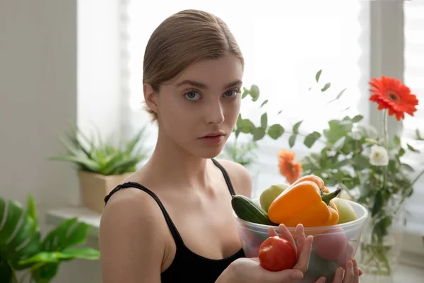 Vacker Ung Flicka Som Håller Tomat Sina Händer Grönsaker Och — Stockfoto