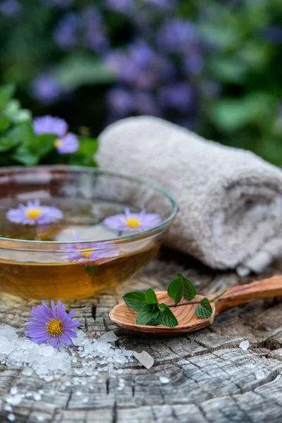 Spa Benessere Con Sale Marino Essenza Olio Fiori Asciugamani Isolati — Foto Stock