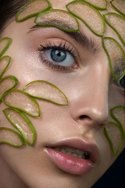 Beautiful Female Face Many Pieces Aloe Vera Plant Clean Perfect — Zdjęcie stockowe