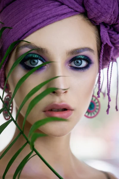 Beautiful Young Woman Fashion Makeup Turban Leaf Portrait Beauty Fashion — Zdjęcie stockowe