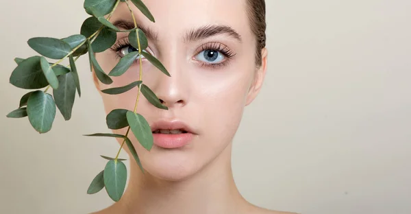 Portrait Beauty Model Natural Nude Makeup Eucalyptus Leaf Branch Beautiful — Zdjęcie stockowe