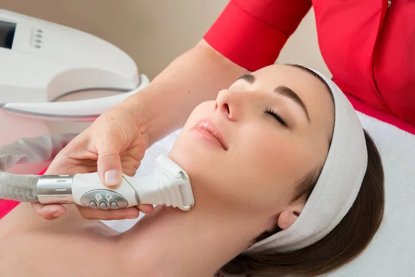 Trattamento Viso Ringiovanente Modello Ottenere Massaggio Terapia Lifting Salone Spa — Foto Stock