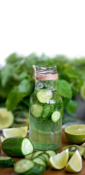 Flaska Med Kall Frukt Och Grönsaker Uppfriskande Dryck Avgiftnings Och — Stockfoto