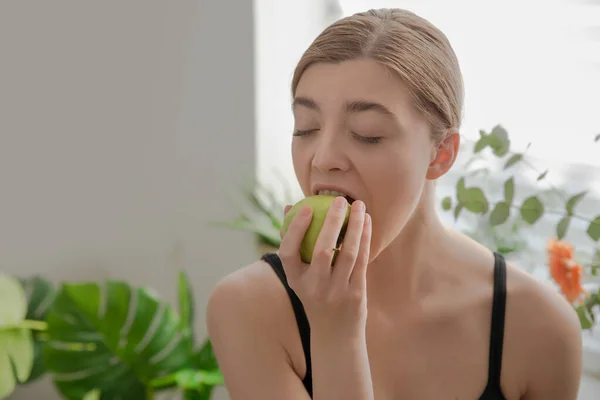 Vacker Ung Flicka Som Håller Ett Äpple Sina Händer Grönsaker — Stockfoto