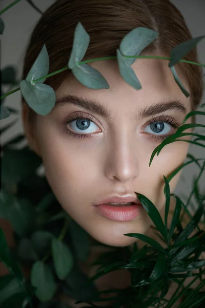 Porträtt Skönhetsmodell Med Naturlig Naken Makeup Med Eukalyptusblad Gren Och — Stockfoto