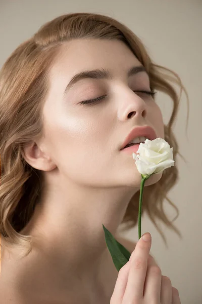 Krásná Mladá Žena Perfektní Pletí Přirozeným Make Upem Květem Módní — Stock fotografie