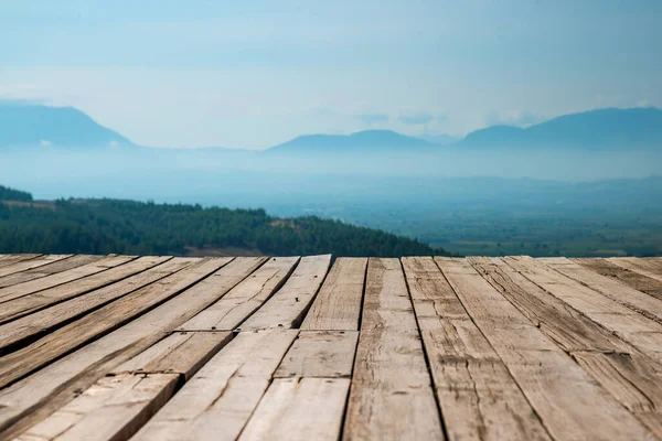 Dřevěné Staré Pozadí Přírodním Pozadí Horami Obloha Rozmazaný Výhled Selektivní — Stock fotografie