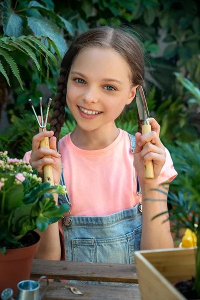 Kleines Nettes Mädchen Mit Garteninstrumenten Kinder Pflanzen Einem Sommertag Blumen — Stockfoto