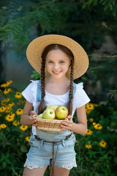 Söt Leende Liten Flicka Håller Korg Med Äpplen Gården Porträtt — Stockfoto