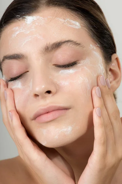 Jovem Bonita Cara Limpeza Com Espuma Cosmética Facial Cuidados Com — Fotografia de Stock