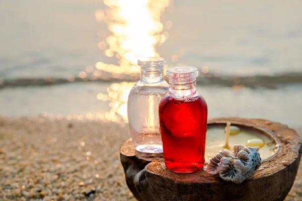 Flaschen Mit Essenz Tropische Kerze Und Muschel Den Meereswellen Spa — Stockfoto