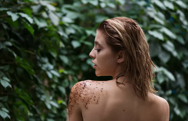 Vacker Ung Kvinna Använder Kaffe Skrubb Och Peeling Kroppen Framför — Stockfoto