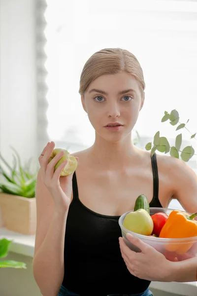 Vacker Ung Flicka Som Håller Ett Äpple Sina Händer Grönsaker — Stockfoto