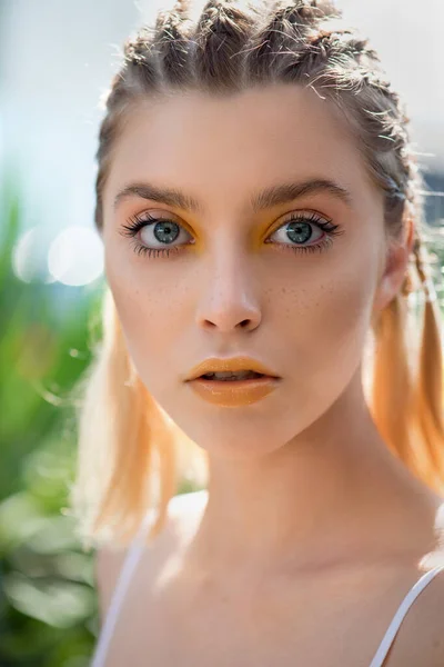 Porträtt Skönhetsmodell Med Gul Kreativ Makeup Vacker Ung Kvinna Med — Stockfoto