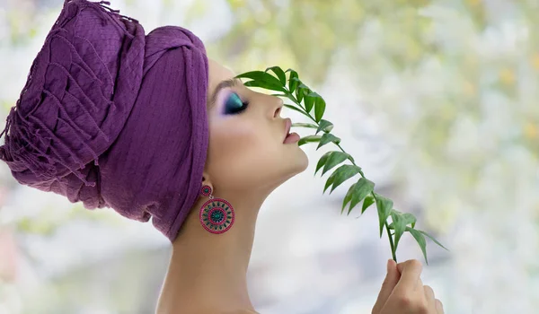Beautiful Young Woman Fashion Makeup Turban Leaf Portrait Beauty Fashion — Stock Photo, Image