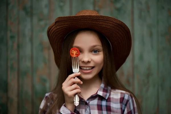 Carino Sorridente Bambina Con Pomodoro Ciliegia Sfondo Verde Frutta Verdura — Foto Stock