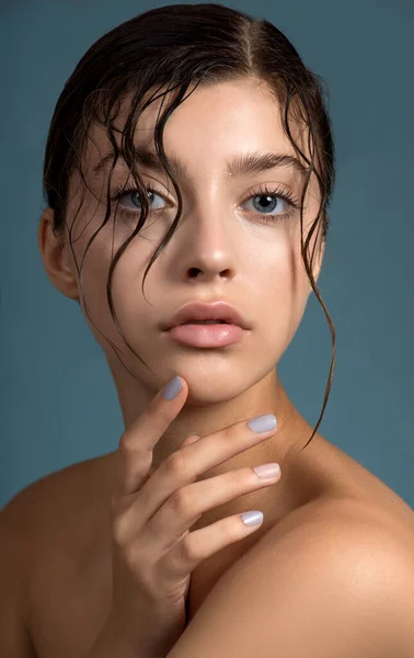 Piękna Młoda Kobieta Świeżą Idealną Skórą Portret Modelki Urody Naturalnym — Zdjęcie stockowe
