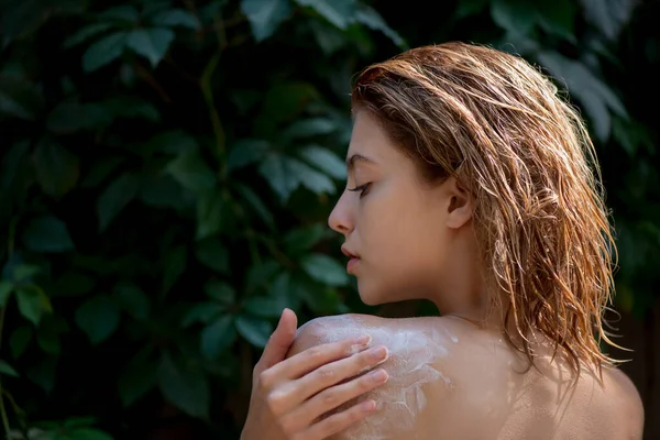 Beautiful Young Woman Uses Cream Lotiong Her Body Front Plant — Stock Photo, Image