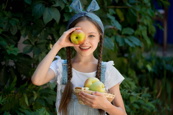 Nettes Lächelndes Kleines Mädchen Hält Korb Mit Äpfeln Auf Dem — Stockfoto