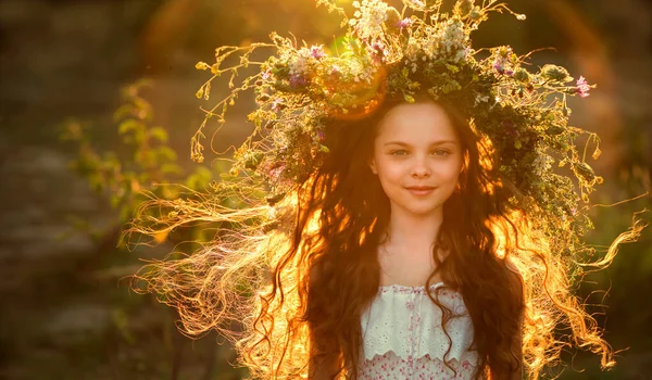 Menina Sorridente Bonito Com Coroa Flores Prado Fazenda Retrato Criança — Fotografia de Stock